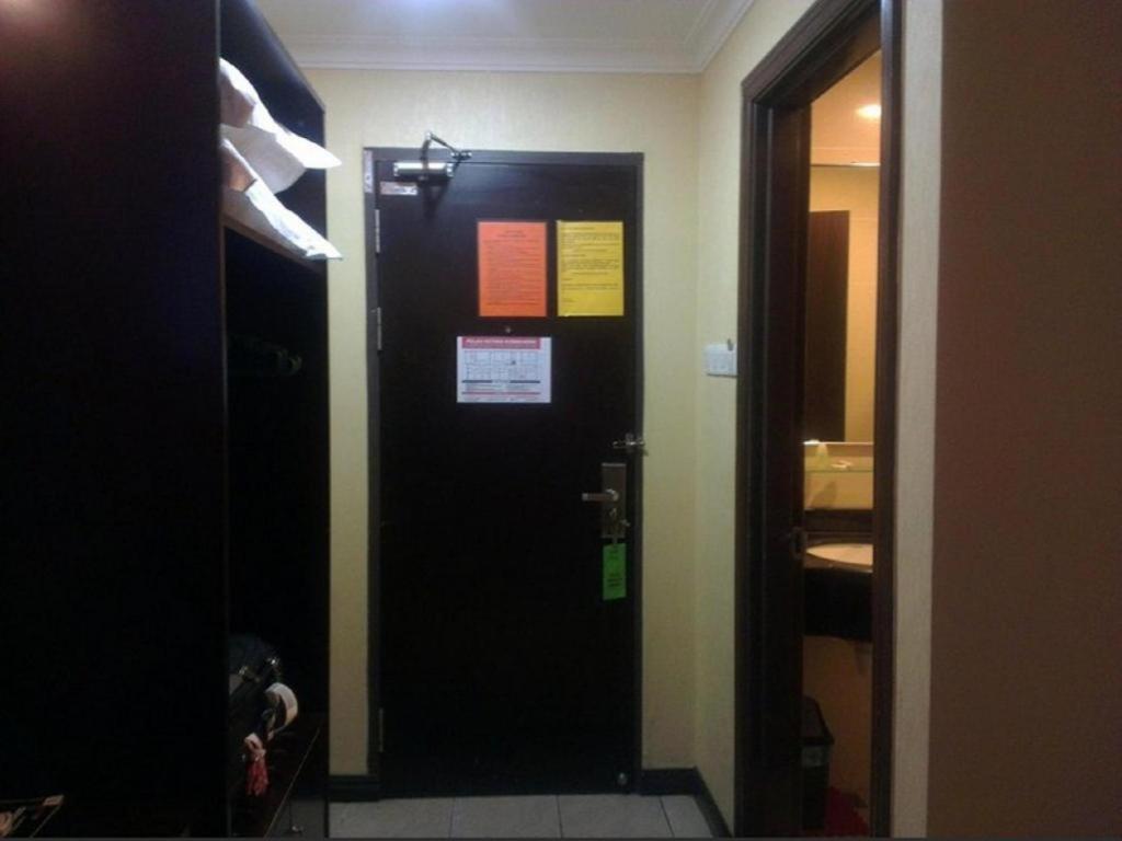 1 City Hotel Kota Kinabalu Exterior foto
